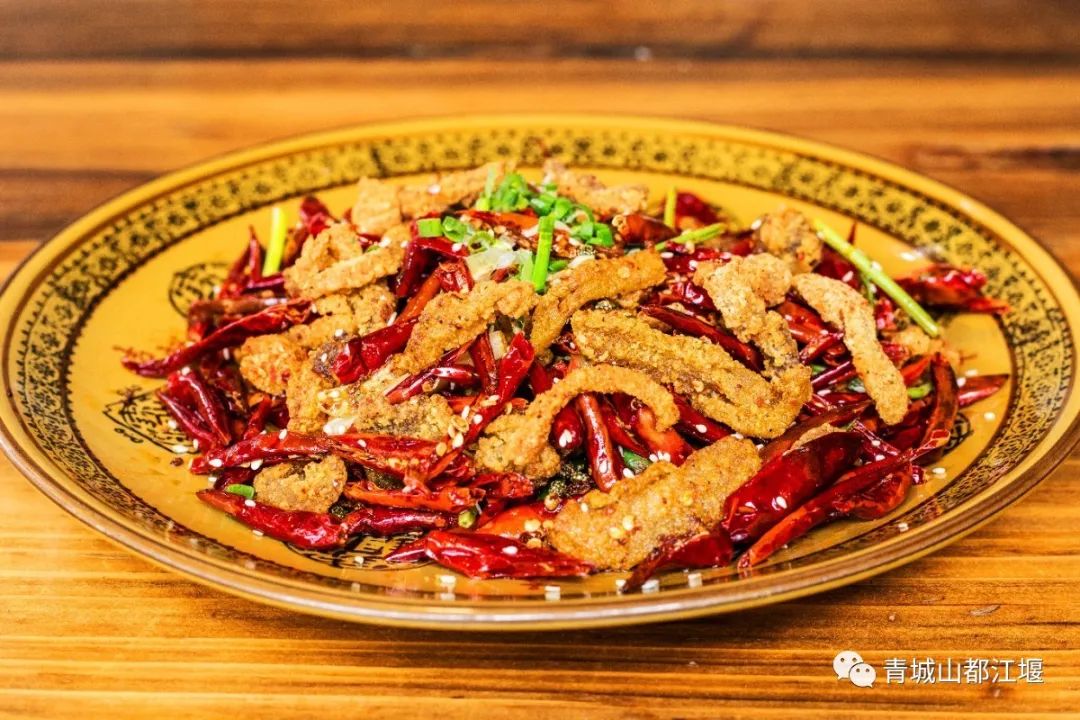 来都江堰的山间溪畔赴一场“好食光”！青山间的火锅店、花园里的小食堂......赏景美食两不误~