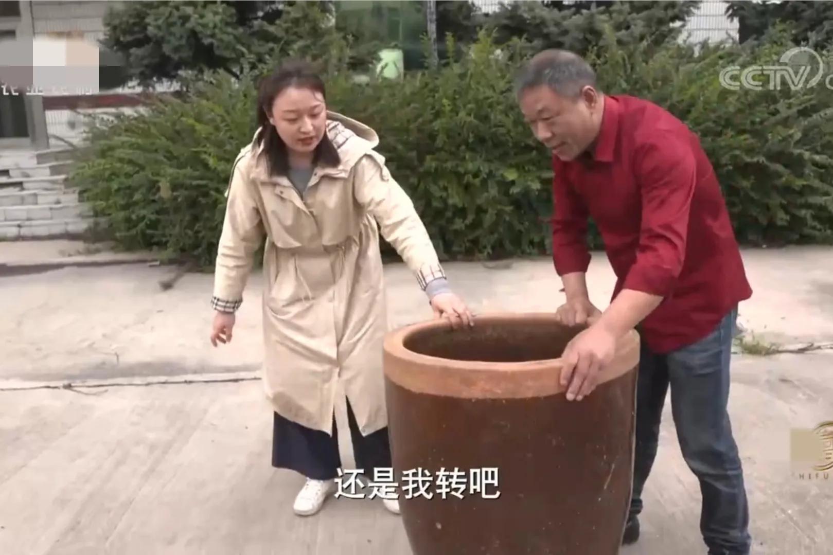 浙江男子把鸡和猪塞进大缸，靠278口大缸，一年销售额3000多万元