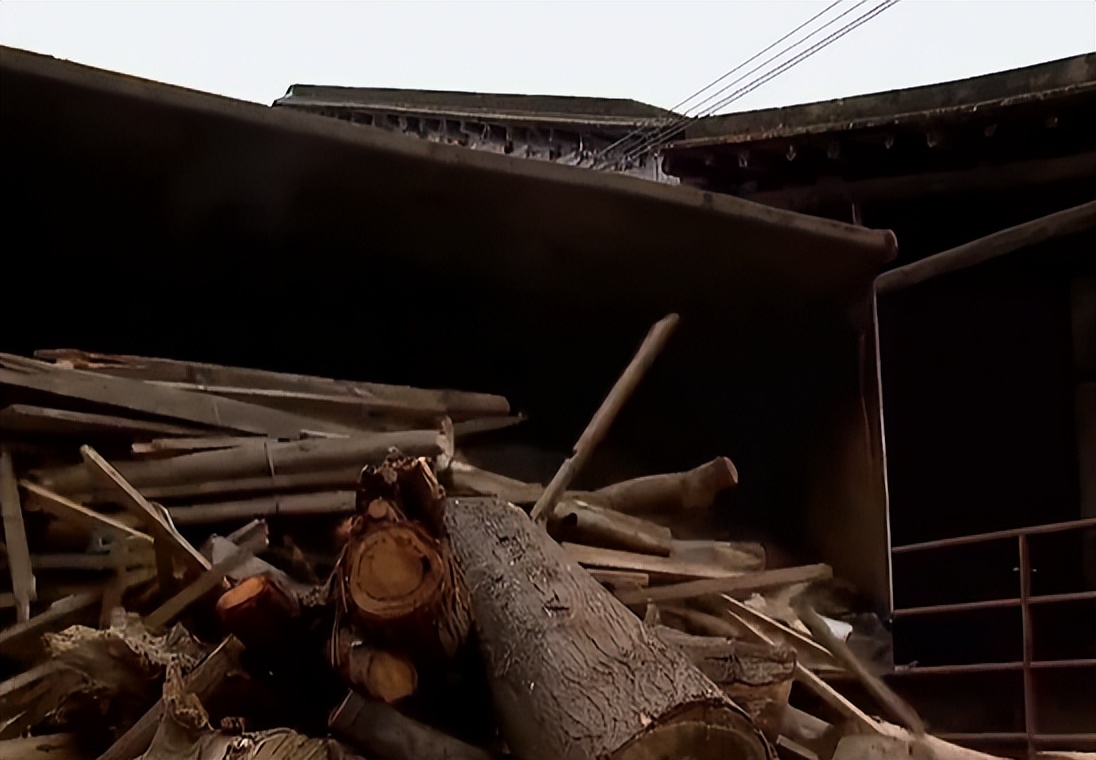 大叔养牛变废为宝,秸秆变废为宝养牛