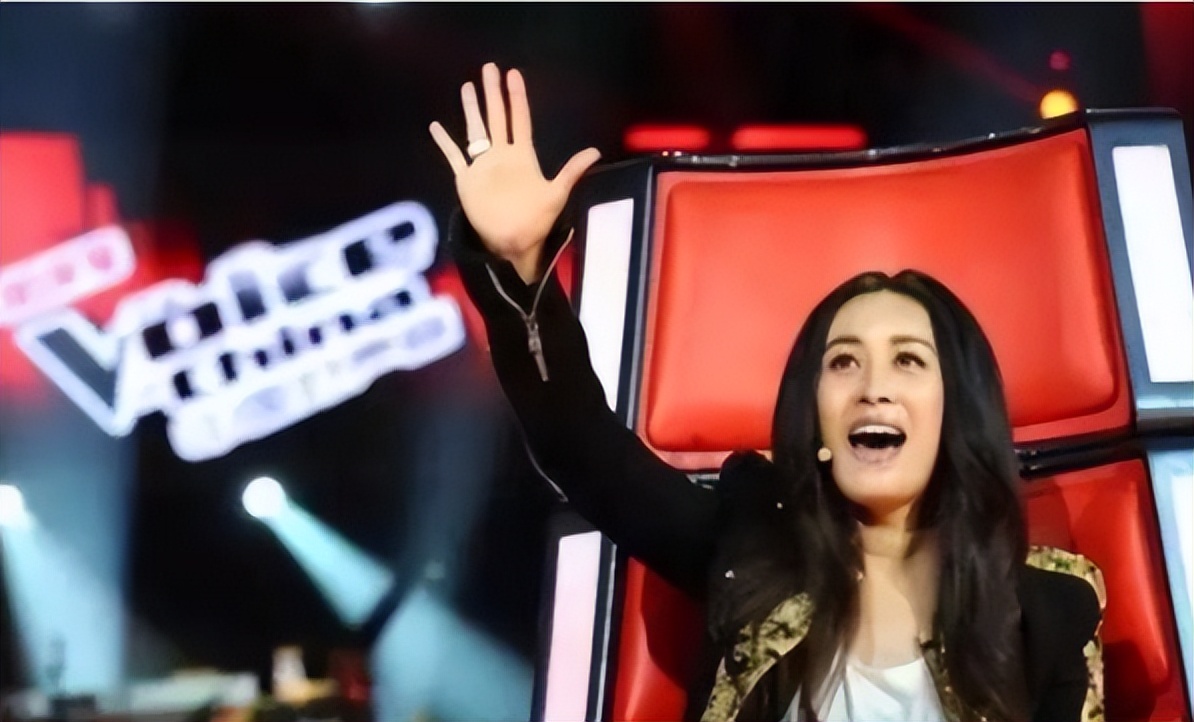 公然挑衅刀郎，机场怒踹粉丝，歌坛“一姐”那英究竟凭啥这么狂？