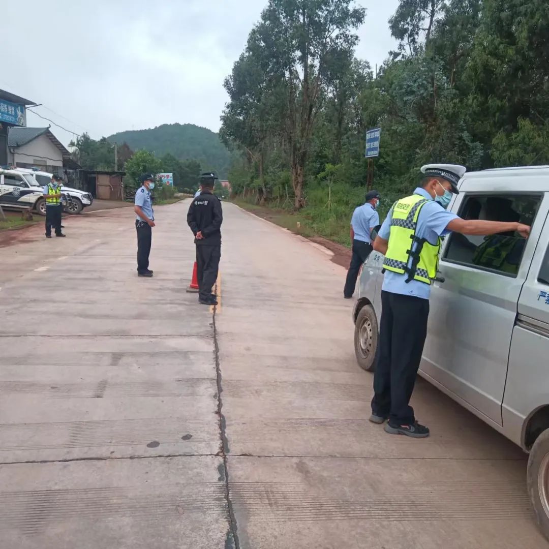 双柏县公安机关警力下沉乡镇派出所开展农村严重交通违法行为专项行动丨百日行动