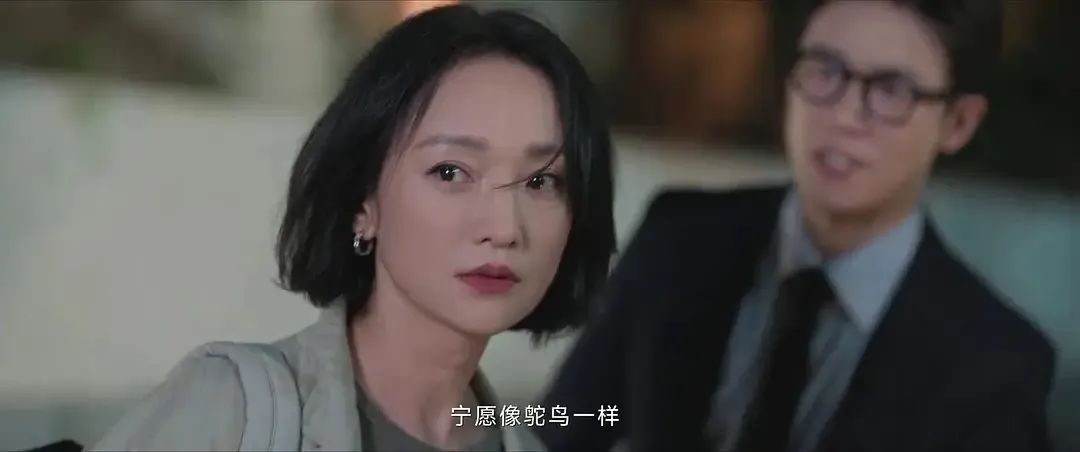 穿大牌西装背200块帆布包，混搭百元球鞋，她演女高管我服！