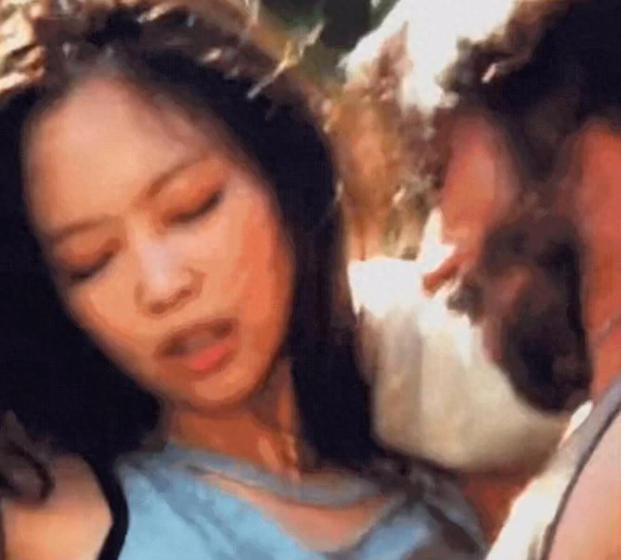 韩国女爱豆着装引争议，衣服盖不住侧乳，网友：是在弘扬传统文化