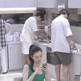 王鹤棣出席活动微博惊艳,王鹤棣一夜爆红的反应