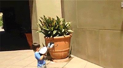 女孩子看起来外表美丽，其实裤袜已经掉到大腿根了！哈哈哈