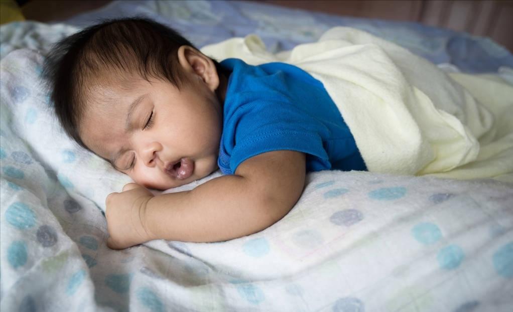 宝宝睡觉不踏实老要喝奶频繁夜醒,宝宝睡觉不踏实易醒依赖母乳