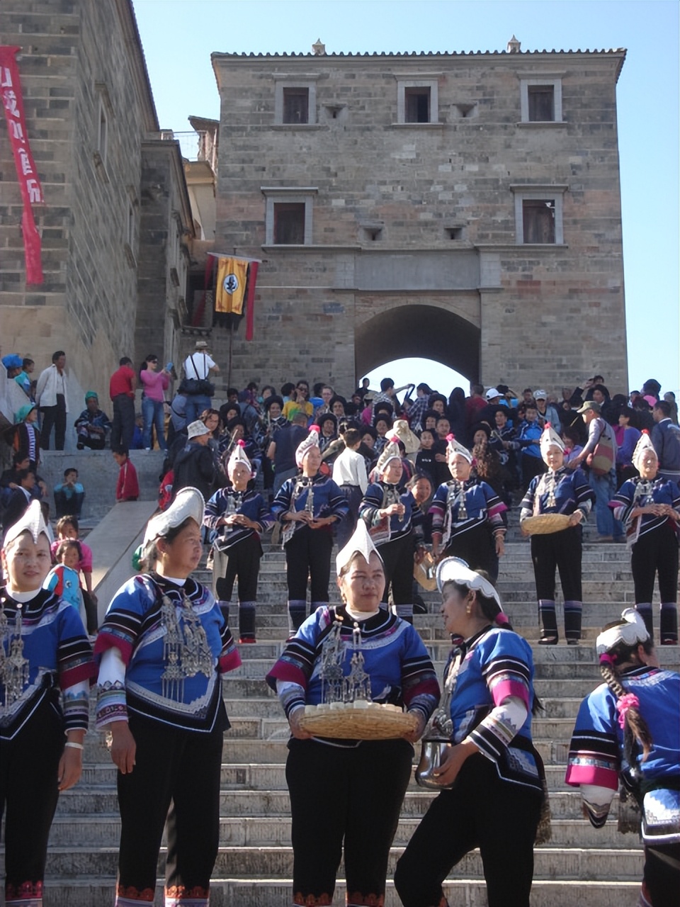 云南侨乡迤萨古城游人醉