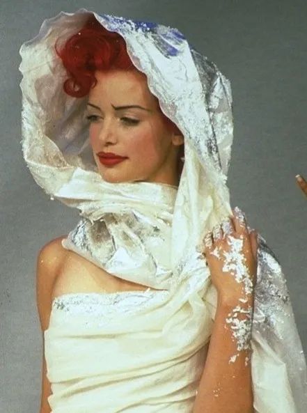 她凭一头叛逆红发惊艳时尚圈！鼻环戴Chanel耳环，却在巅峰退圈…