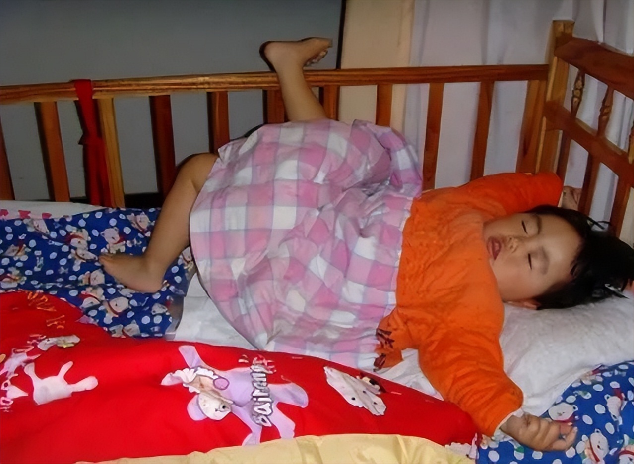 孩子睡觉总觉得热踢被子怎么解决,孩子睡觉频繁踢被子
