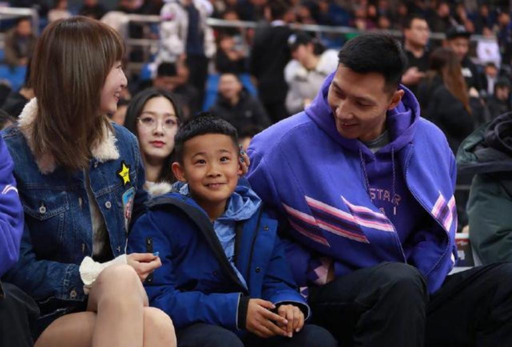 易建联妻子荆灵简历,易建联老婆荆灵是广东哪里人图片