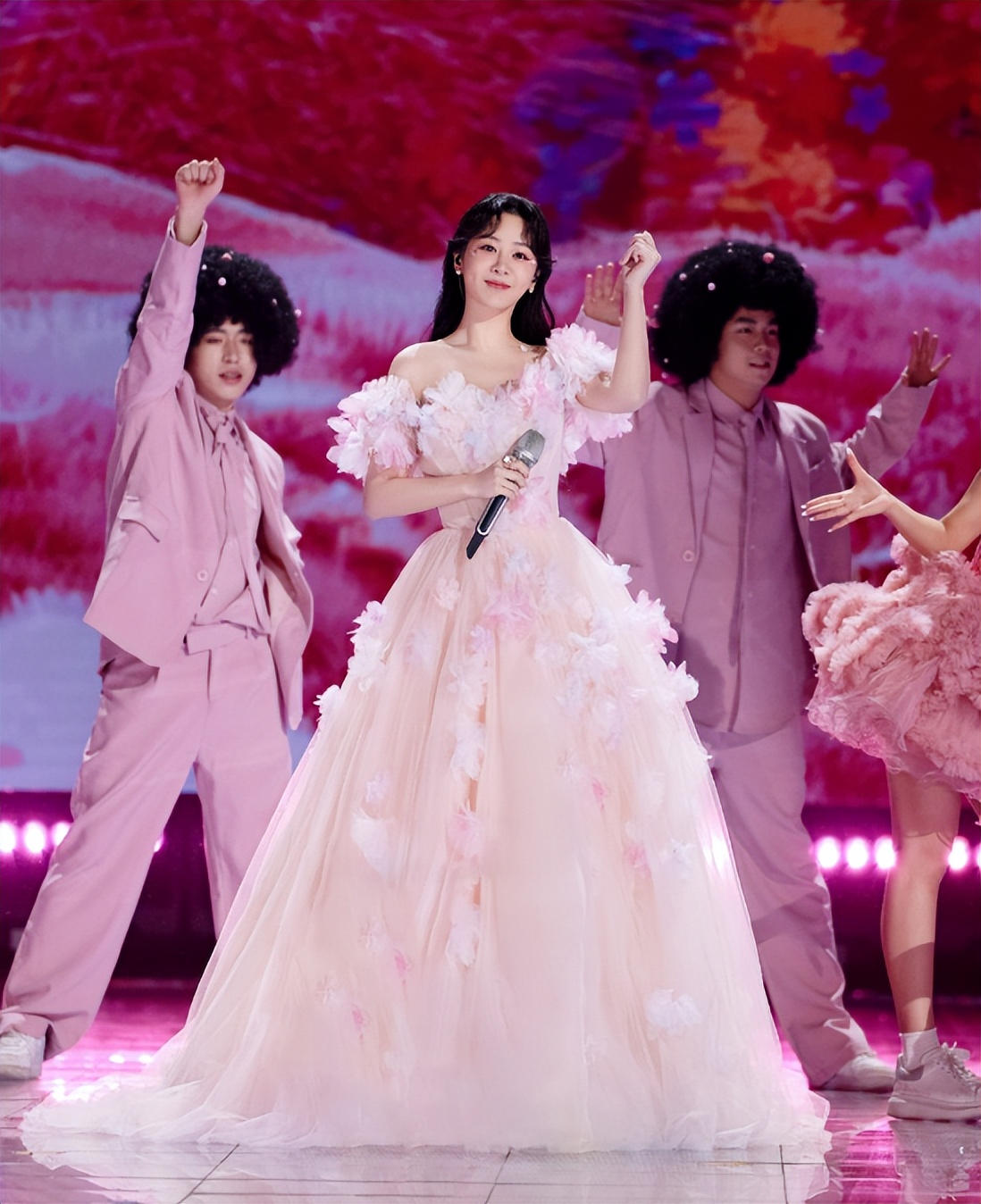 杨紫关晓彤跨年晚会造型,关晓彤2017年湖南跨年演唱会