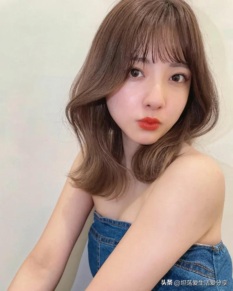 两边翘起来的发型有氛围感,散发发型既简单又俏皮