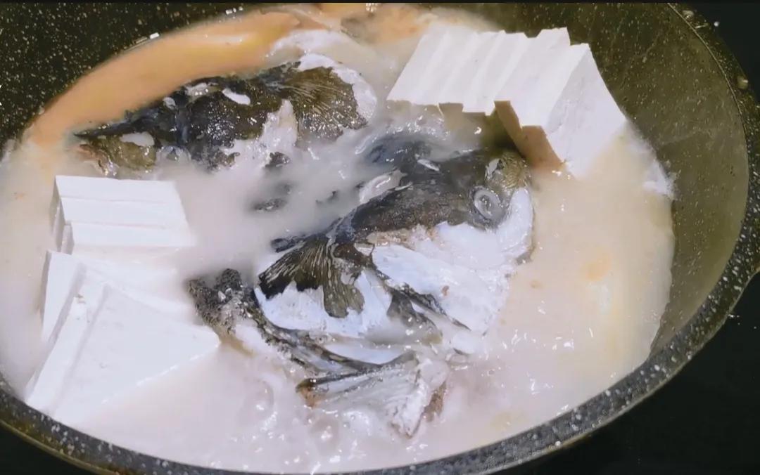 奶白脆鲩鱼头豆腐汤,鱼头豆腐汤为什么会奶白的