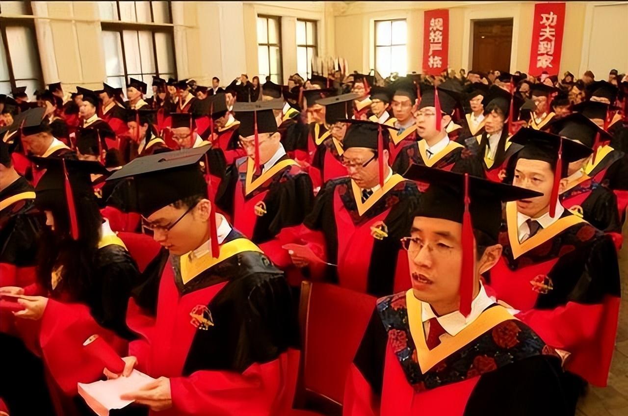 儿媳眨眼逼我说退休金只有3000，亲家跟我不一样