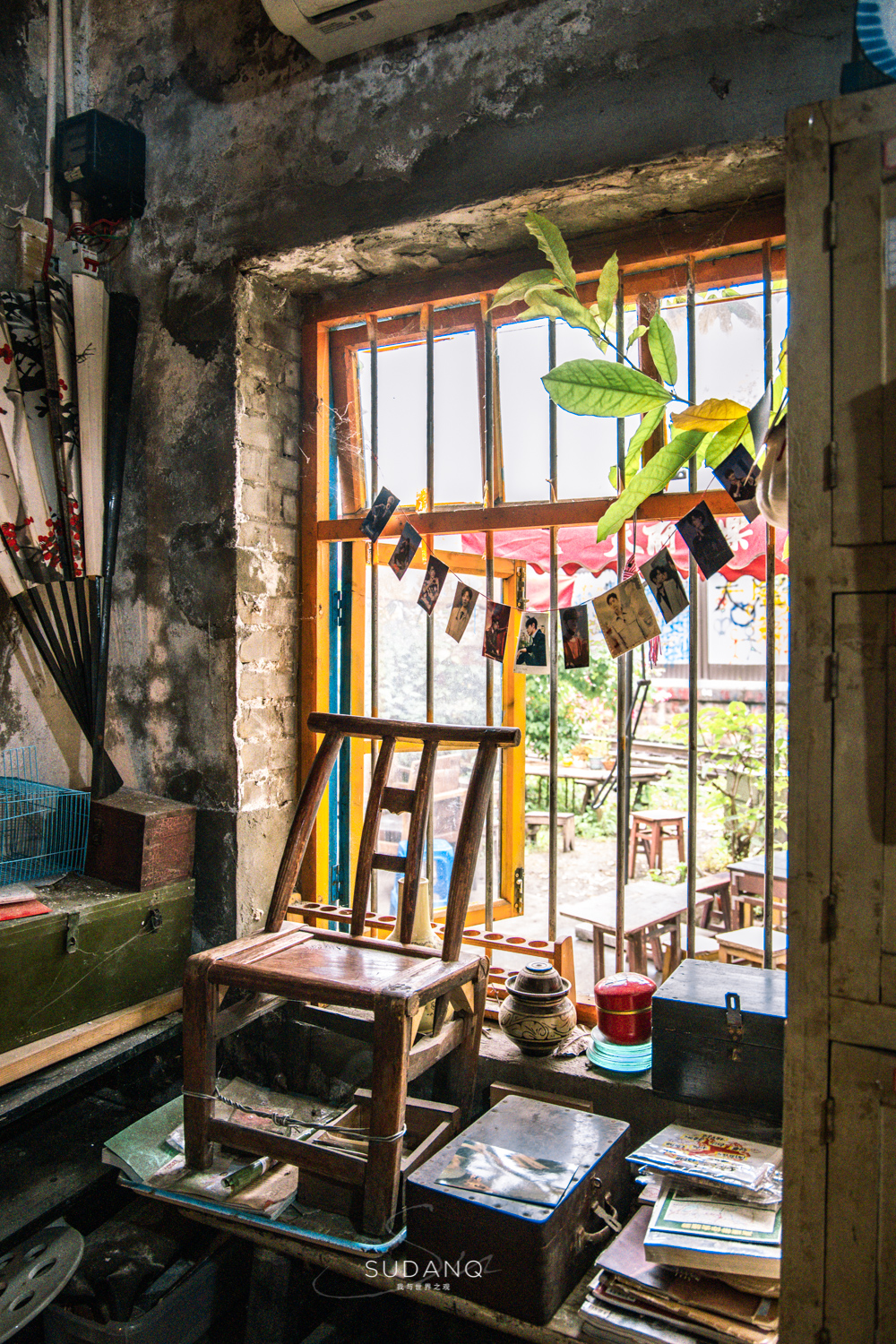 老重庆人的“网红生活”：画家资助老茶馆，大明星打卡旧书屋