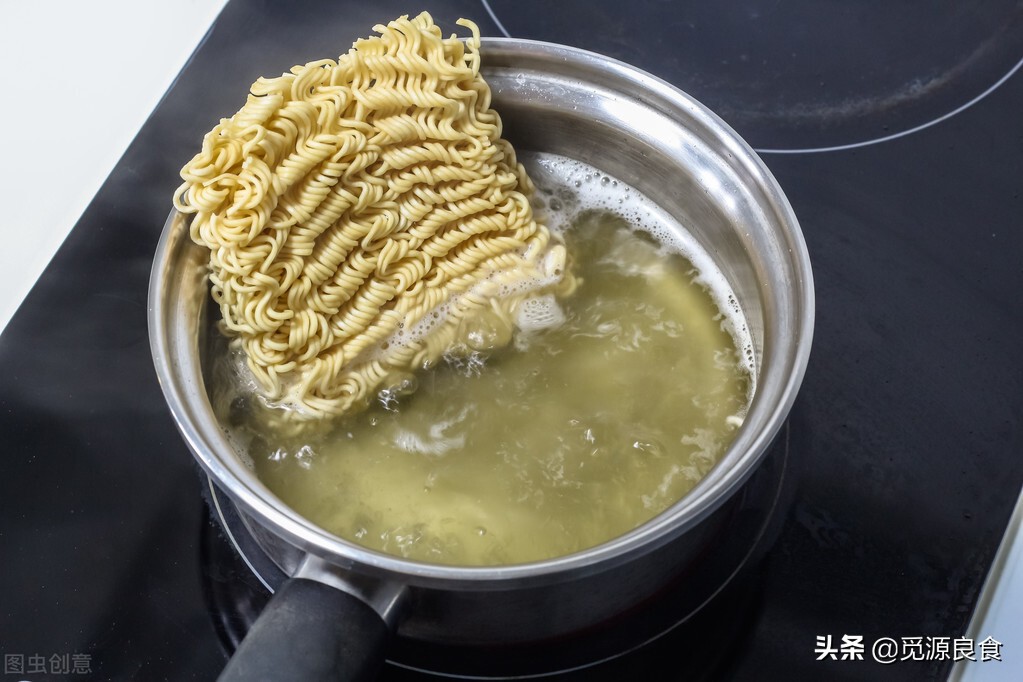 长期吃方便面是否是垃圾食品,方便面是不是垃圾食品会不会致癌