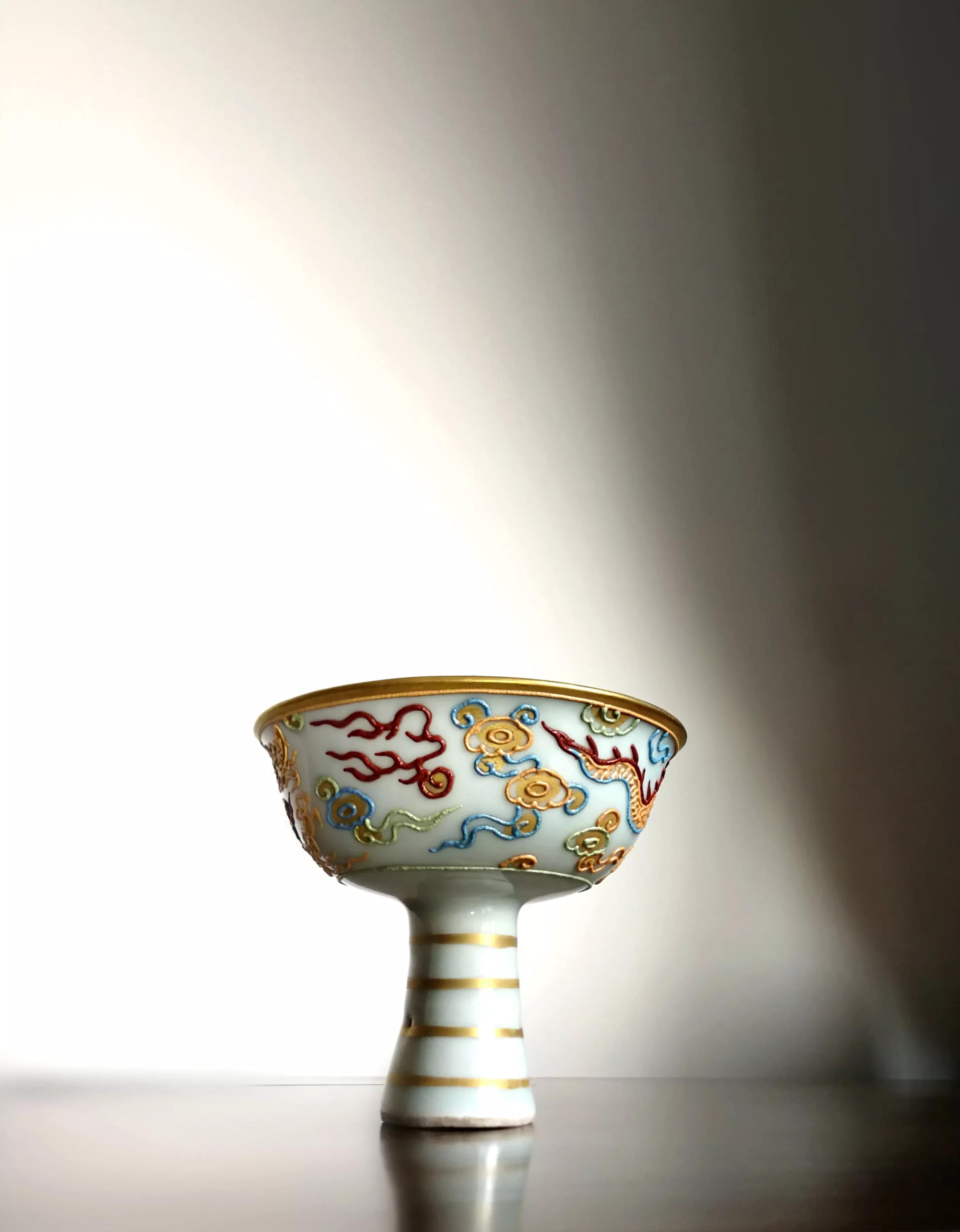 乾隆年制祭红釉珐琅彩高足杯价值,明代民窑青花瓷鸟纹压手杯