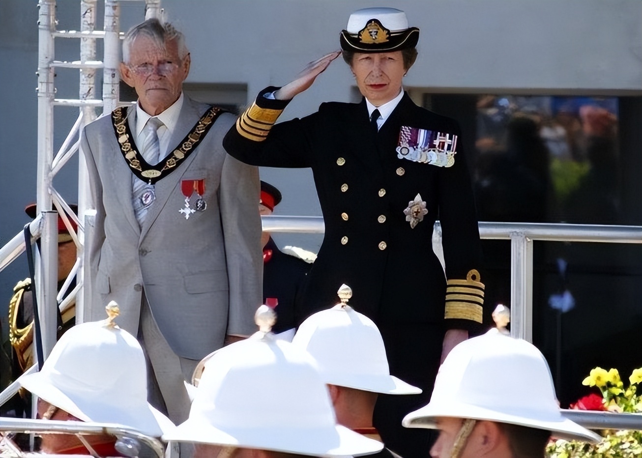 安妮公主向女王行屈膝礼,安妮公主给女王灵柩行屈膝礼