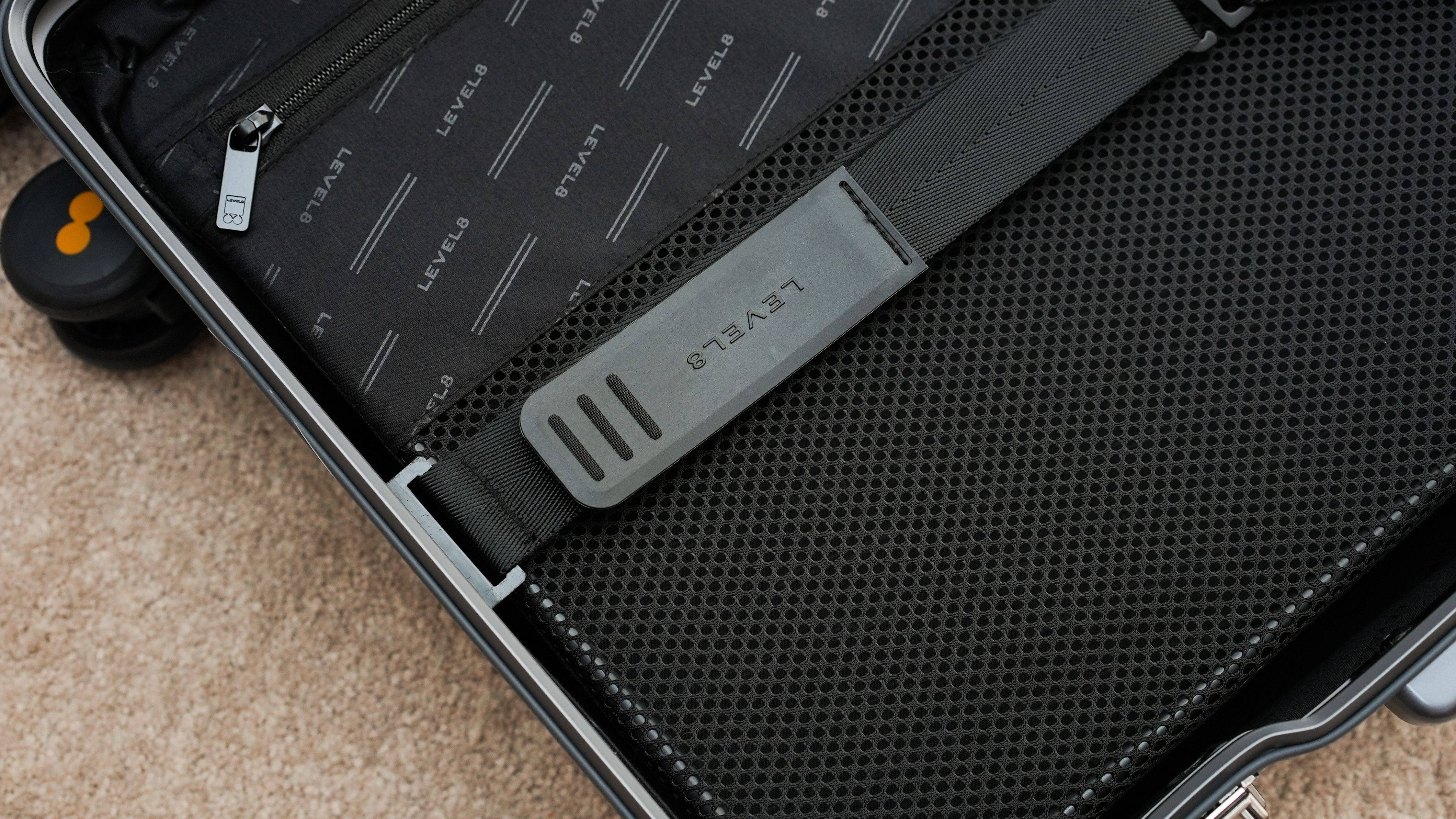 外交官行李箱和地平线8号哪个好 (出门旅游行李箱大小推荐)