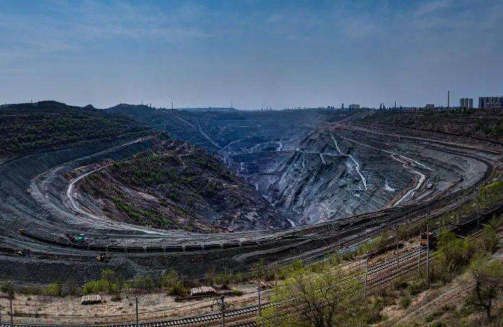 中国现开采最大煤矿,中国最深的露天煤矿深坑