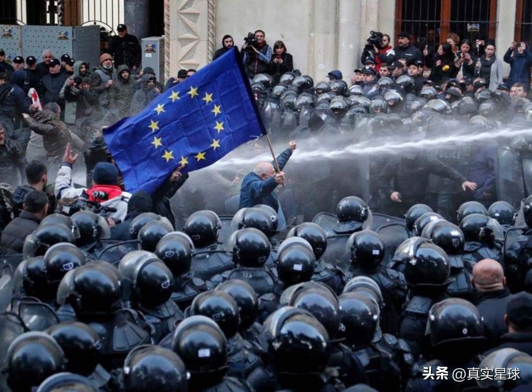 俄国后院小国大乱！格鲁吉亚国会惨遭暴民*攻围**，网民：美国又颠覆