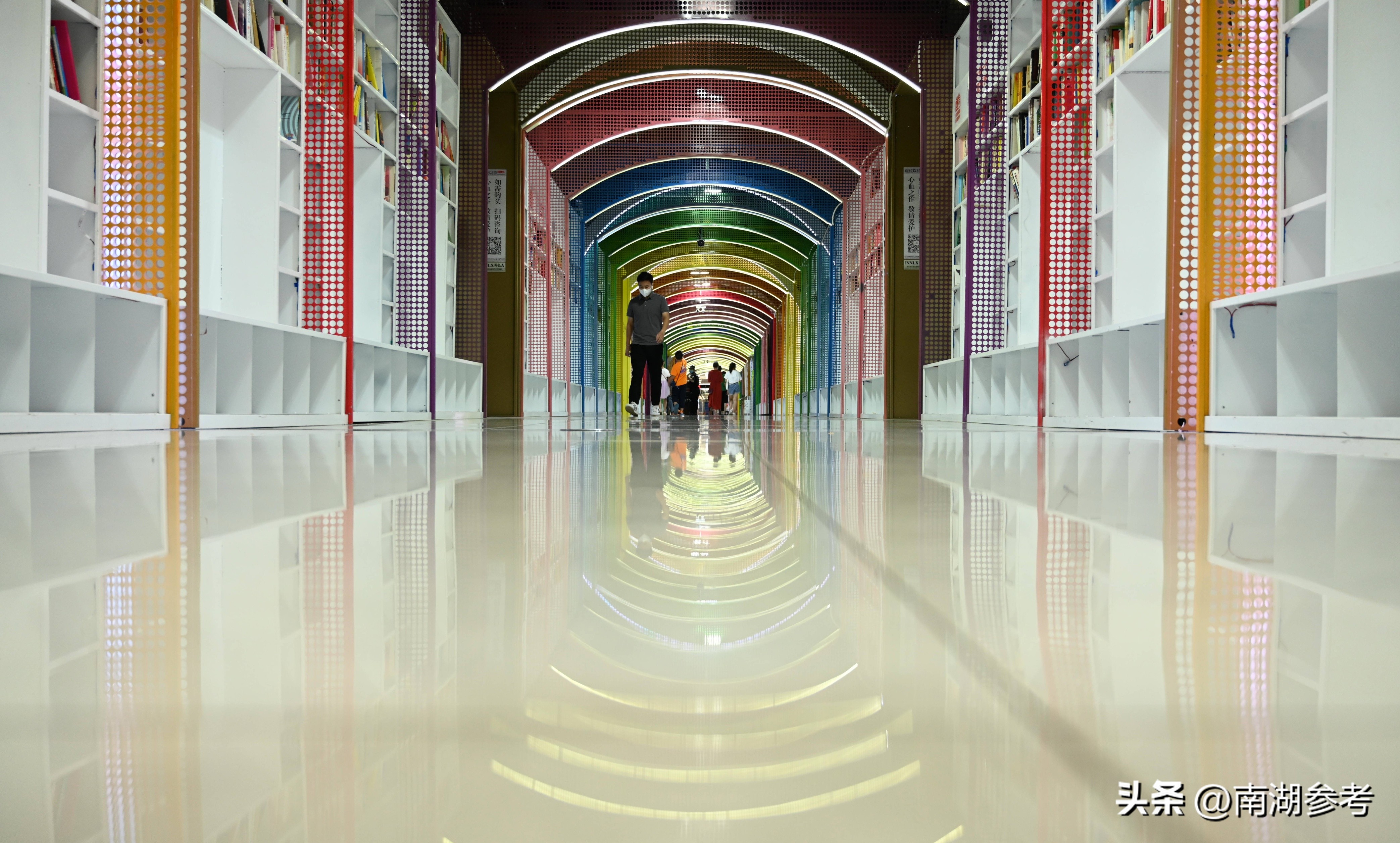 南宁24小时营业的书店,南宁地铁站现百米彩虹书店