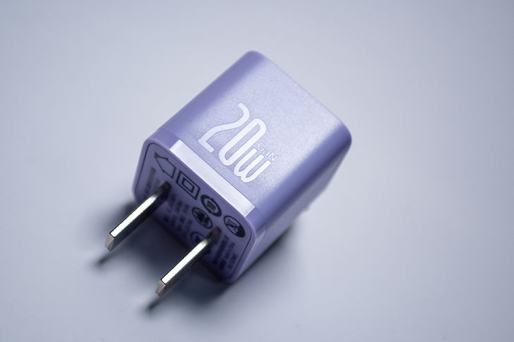 倍思65w氮化镓充电器给iphone充电,倍思20w充电器对比苹果