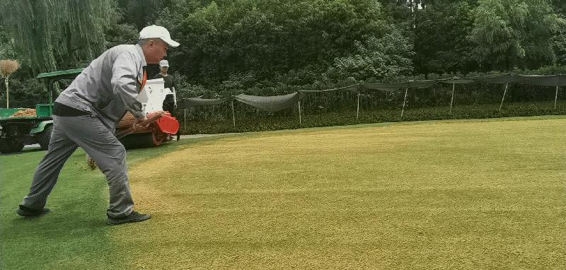 高温酷暑坚守岗位的建筑工人,高温下建设者的坚守