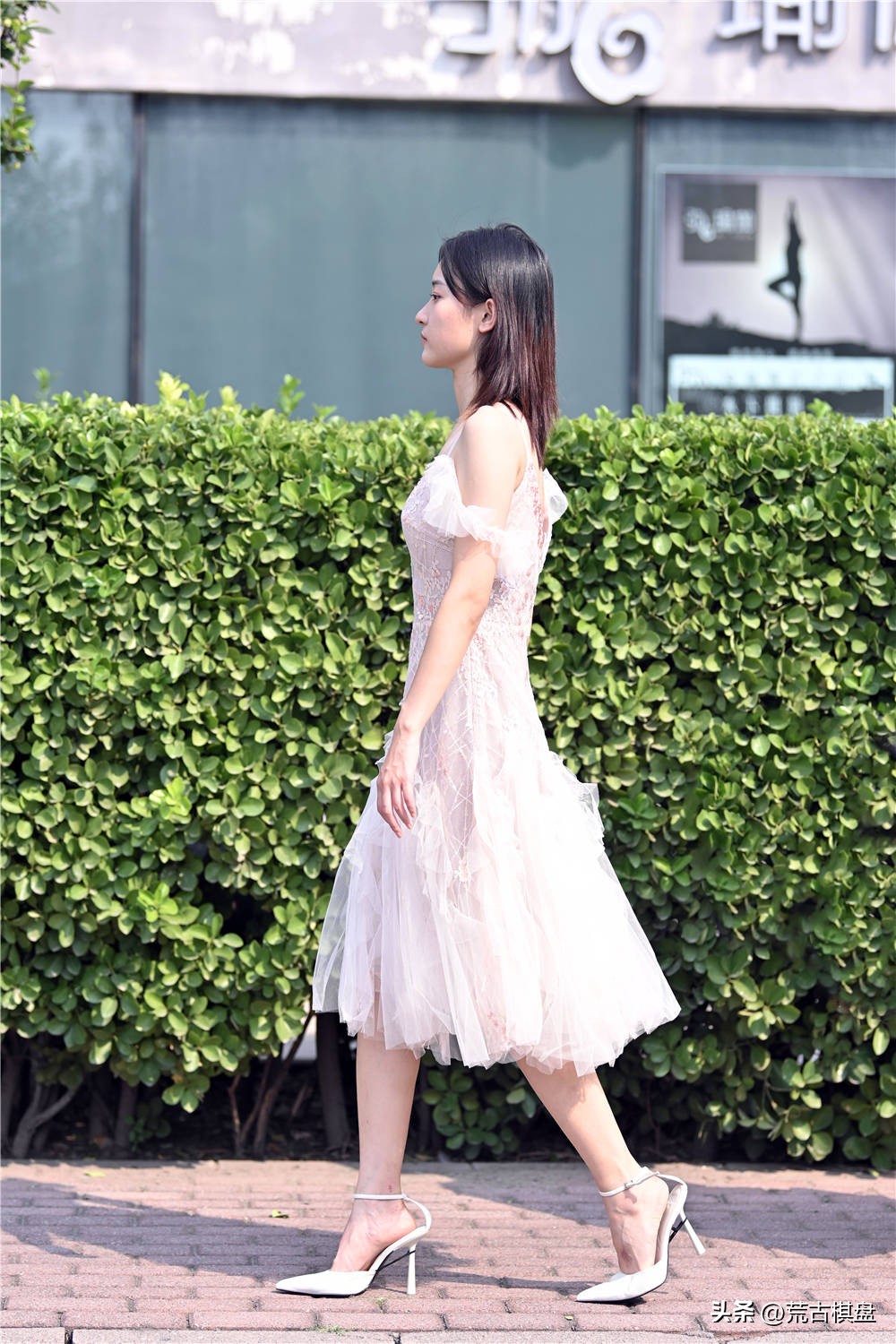 气质高跟鞋搭配简约又不失魅力 (秋冬季节粗跟高跟鞋最简单的搭配)