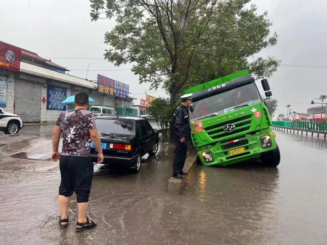 太原交警：窗外下着雨，我在守护你