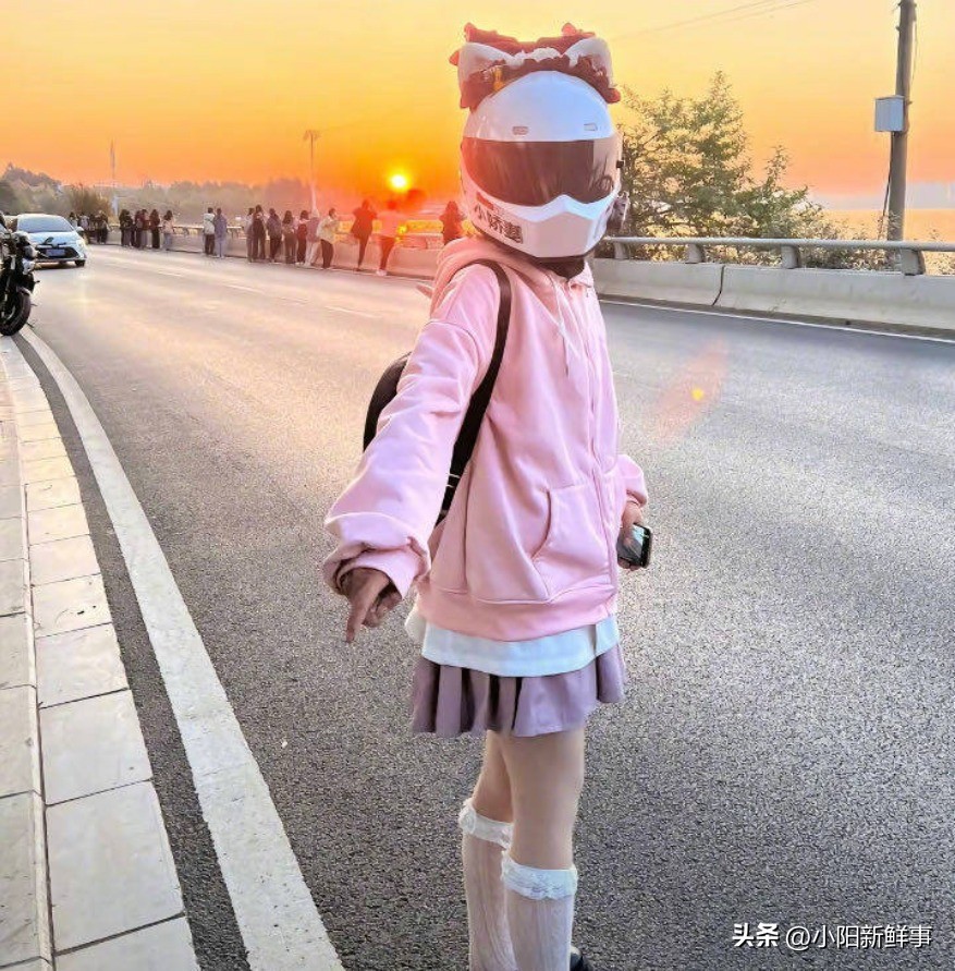 女生骑摩托车撞树身亡,女子骑摩托车超车撞栏杆身亡