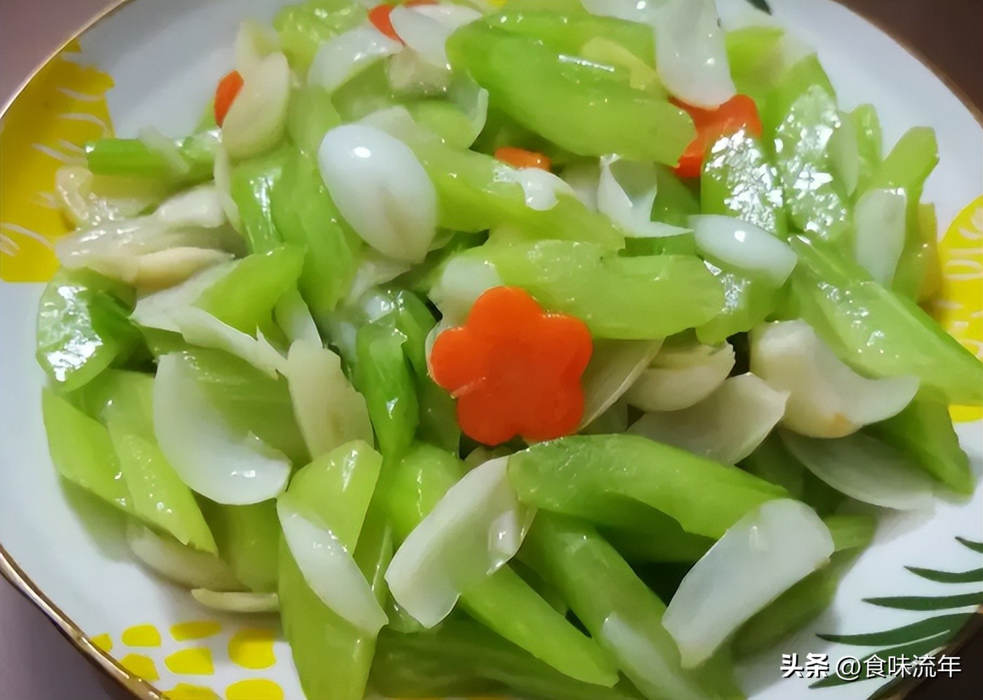 素食黑木耳百合炒西芹,芹菜百合腰果的素食做法