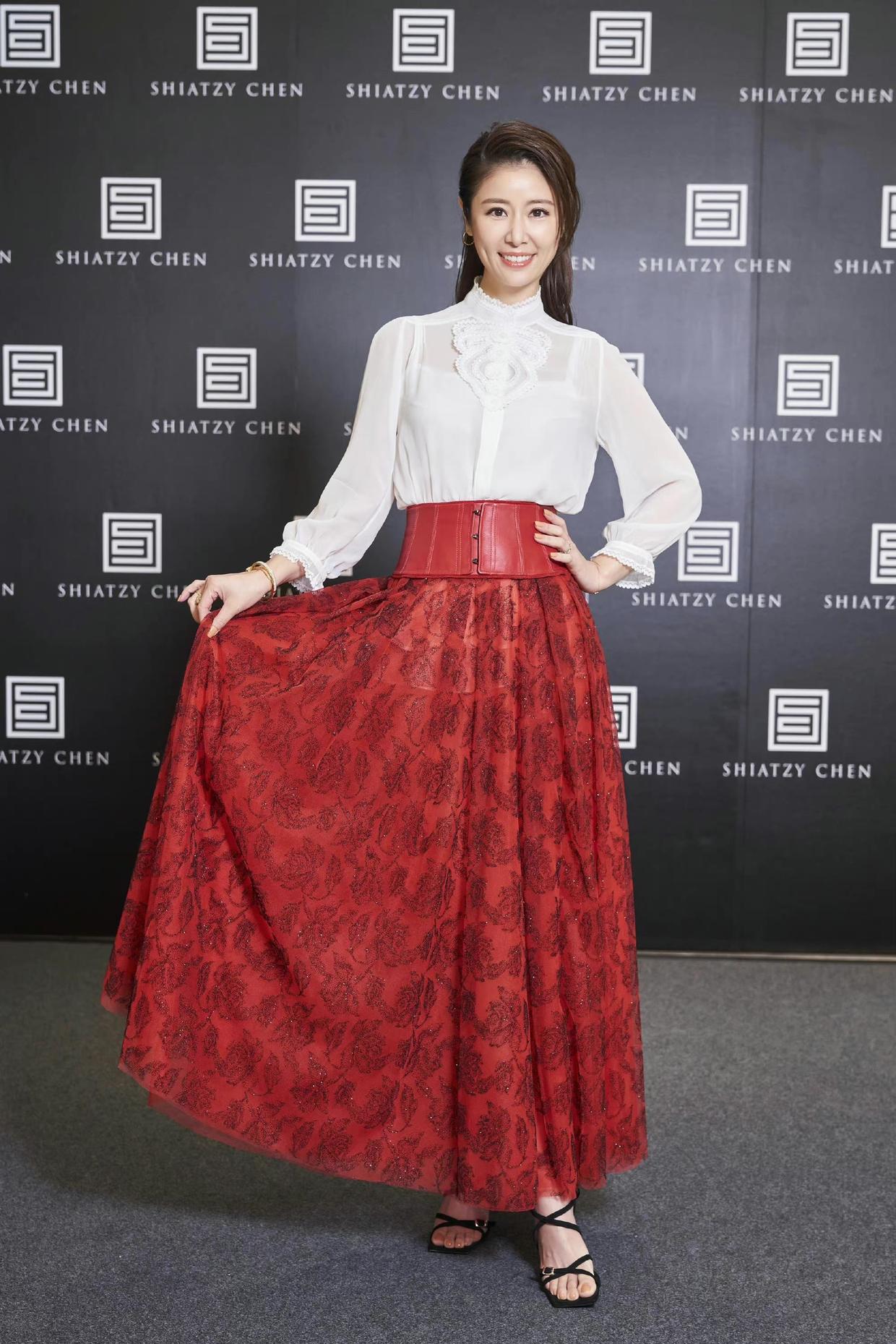 林心如冬季穿黑棉袄搭配图片,林心如紫色礼服裙穿搭