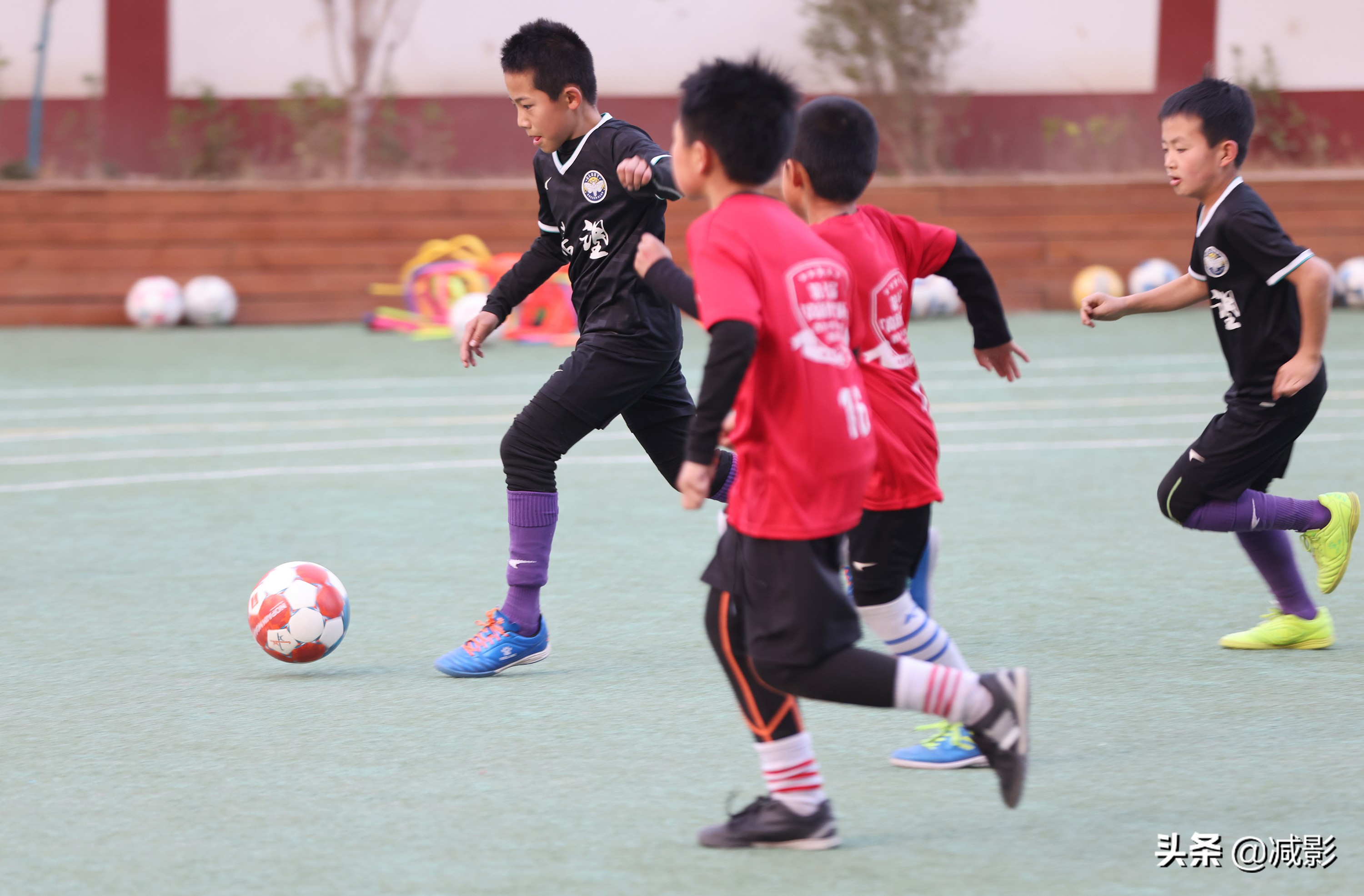 中国足球小将在街头,足球运动员小小少年