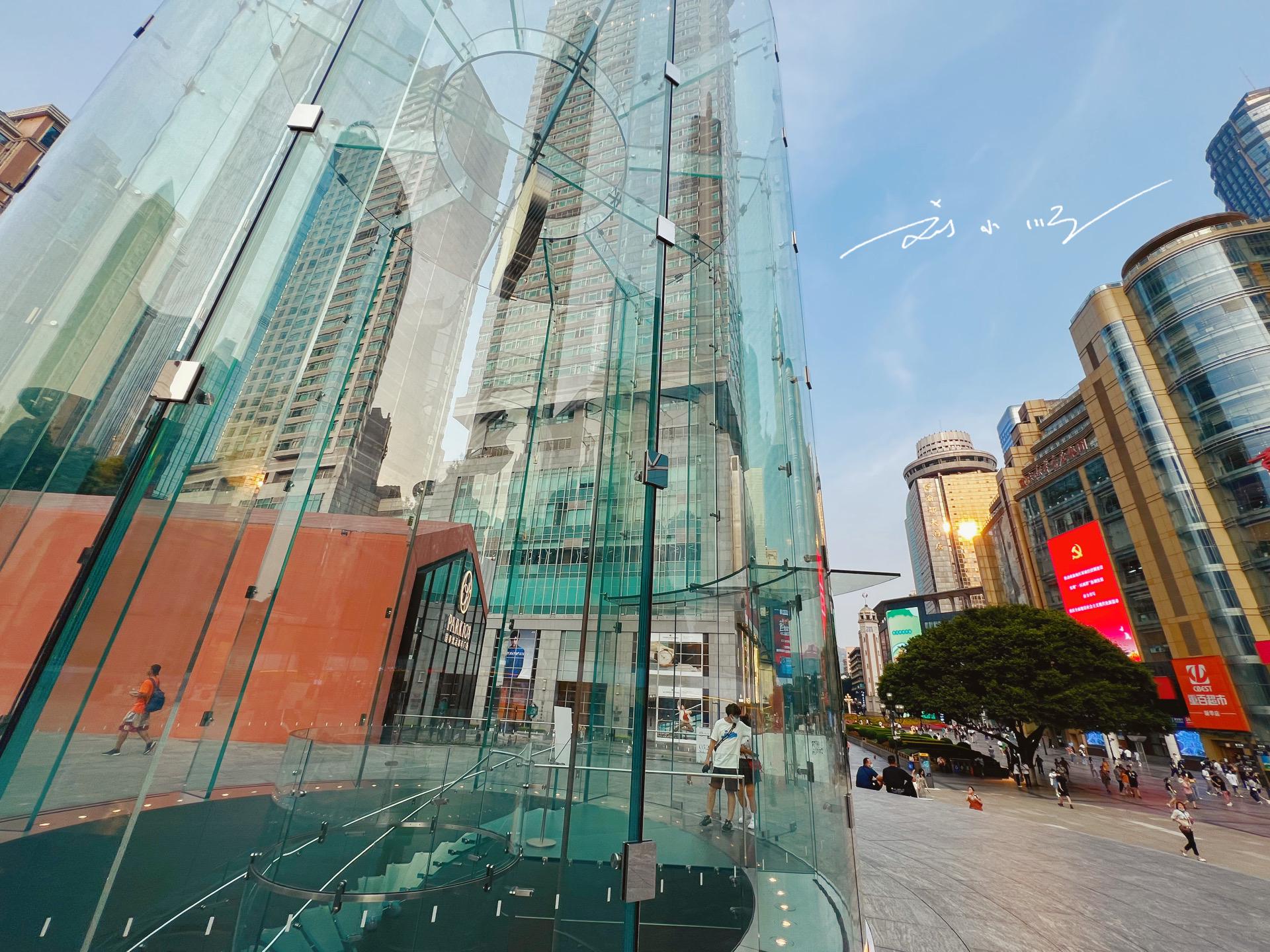 重庆有家“网红”苹果专卖店,玻璃入口吸引眼球,却被批评是模仿