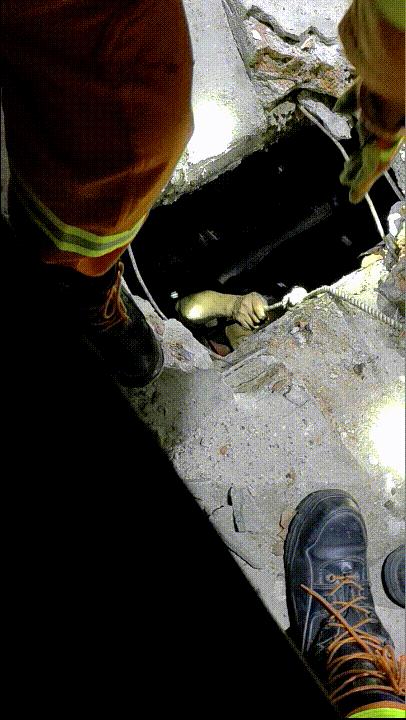 手机掉进粪坑里迅速捡起有影响吗,手机掉进粪坑里捞出来还能用吗