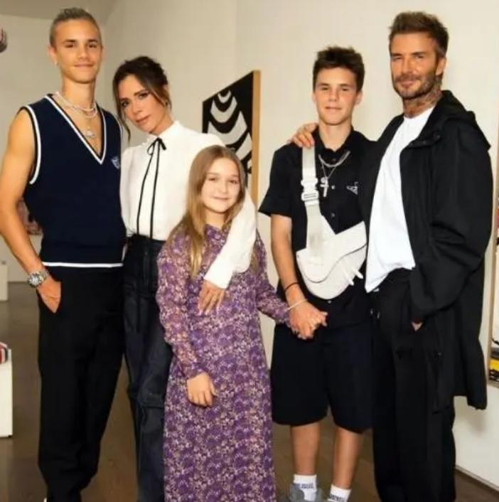 贝克汉姆布鲁克林17岁,贝克汉姆贝小七今年多大了