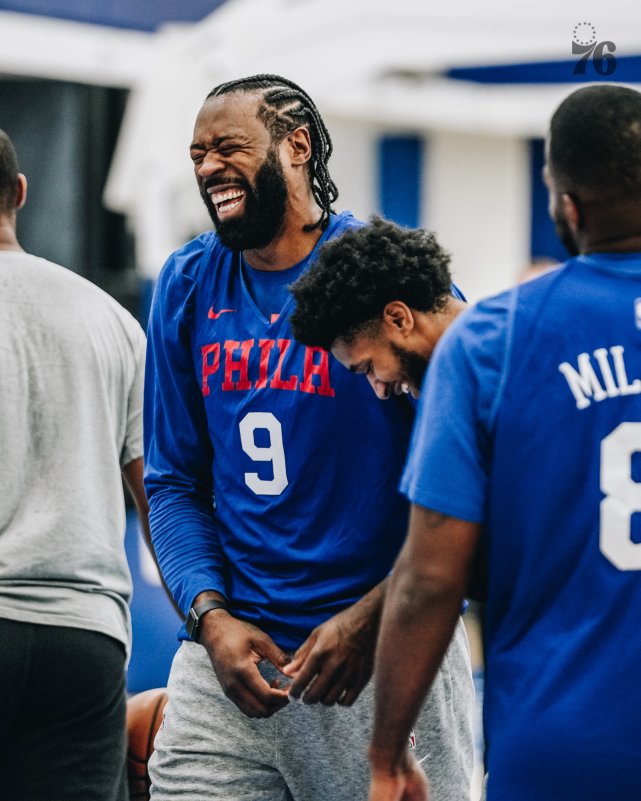 76人西蒙斯哈登,哈登出战球迷泪目