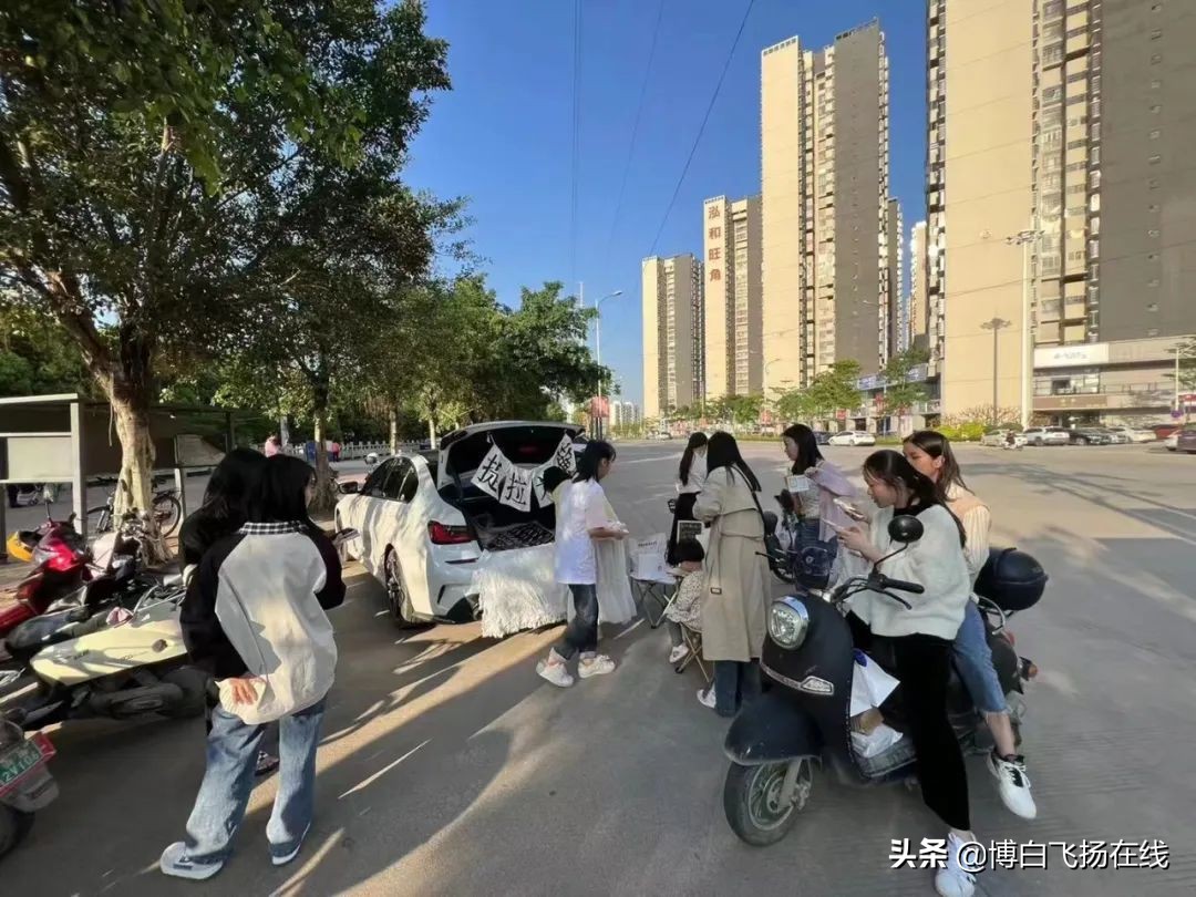 博白街出现车尾箱摆摊找生活，夜收百元，羡煞旁人