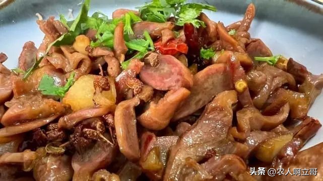 晒干后囤起来，随吃随取，营养解馋特省事！建议中老年人要多吃