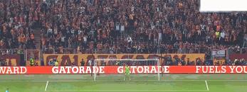 夜晚中绽放的烟花,足球烟花