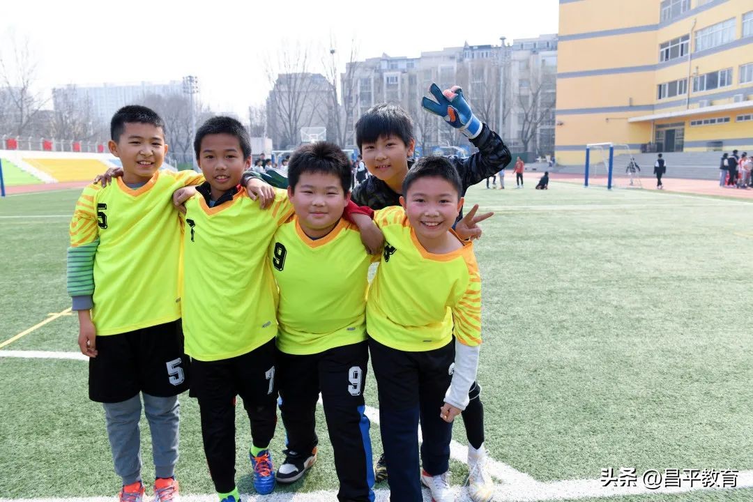 班级球赛氛围,学生教室足球世界杯