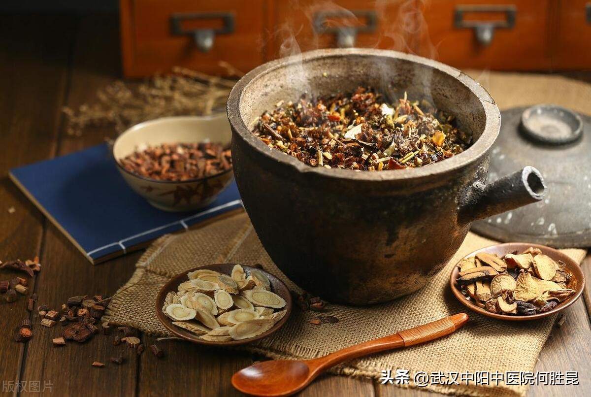 腿上腰上后背有硬疙瘩,胳膊腿痒越挠越痒局部肿块