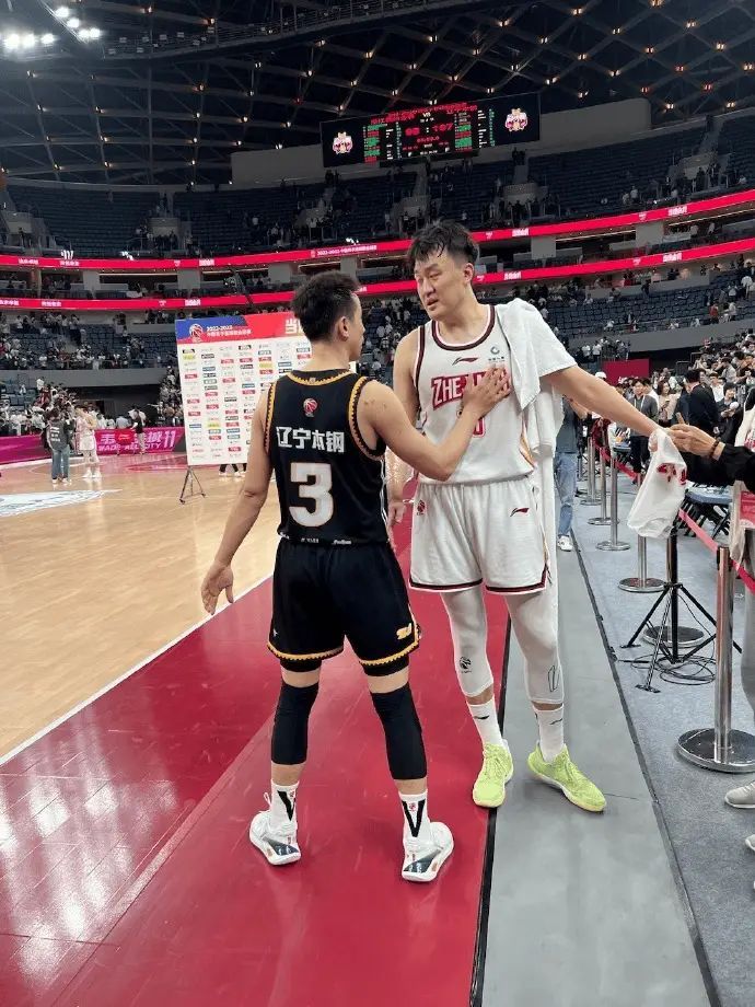 赵继伟三分张镇麟补扣,赵继伟从中场滑到三分线