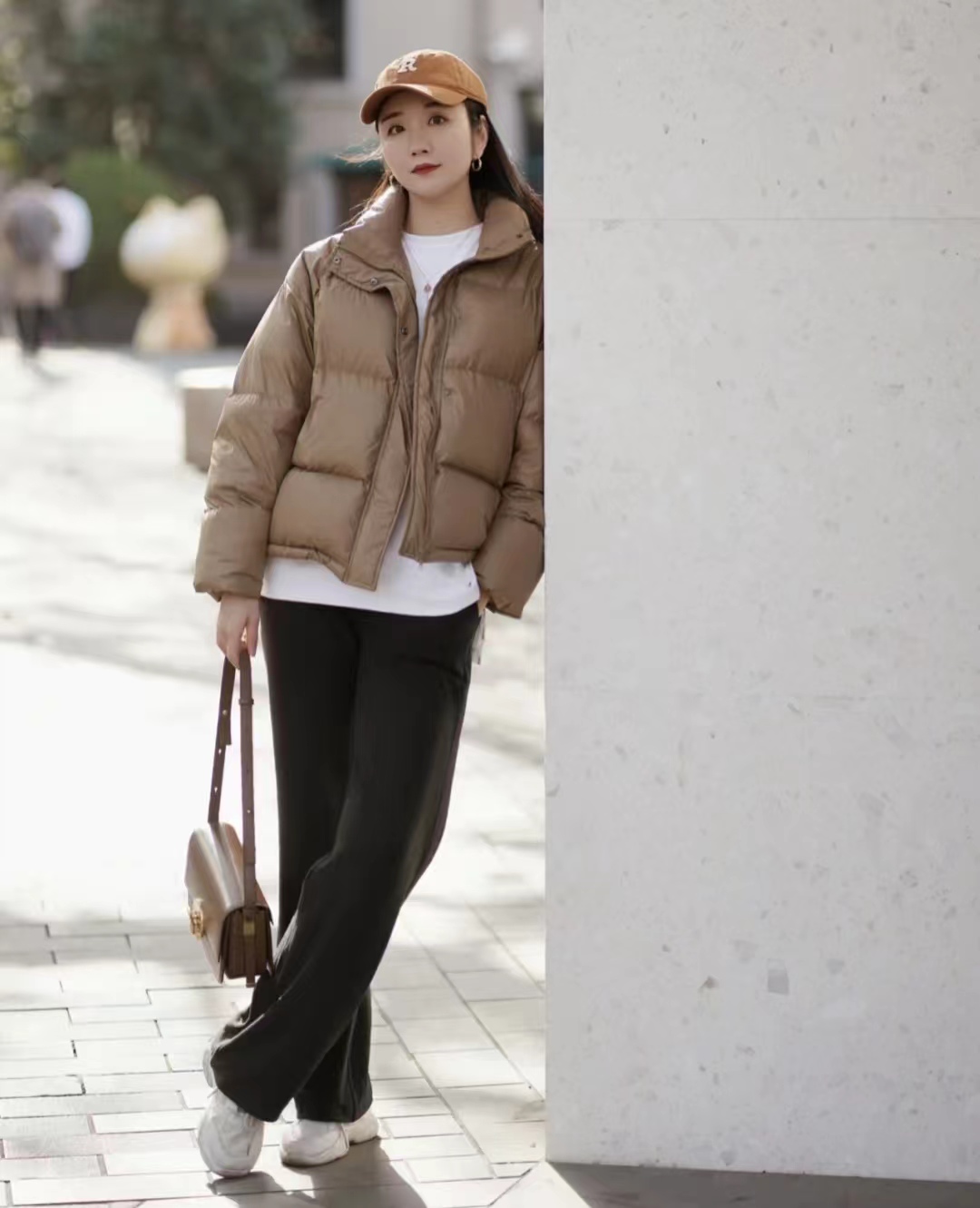 冬季穿什么颜色的羽绒服最百搭,流行的冬季羽绒服颜色搭配