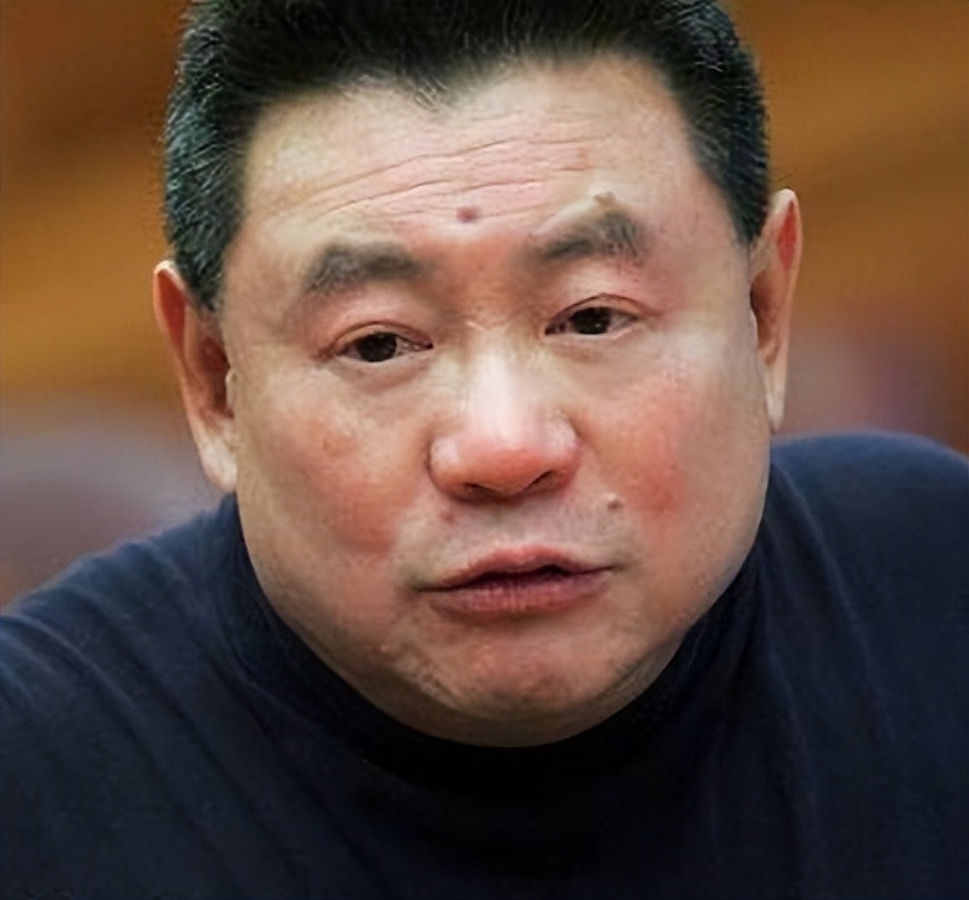 广东男人，逆袭成香港富豪，花10亿买飞机，如今妻子成接班人