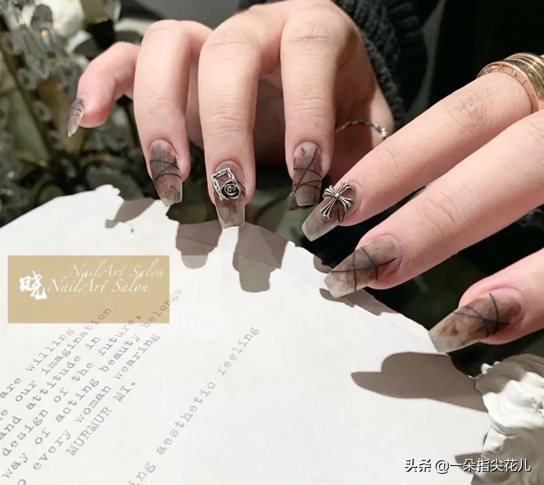 仙气小众又显白的美甲款式,暗黑又带点高级感的美甲来啦