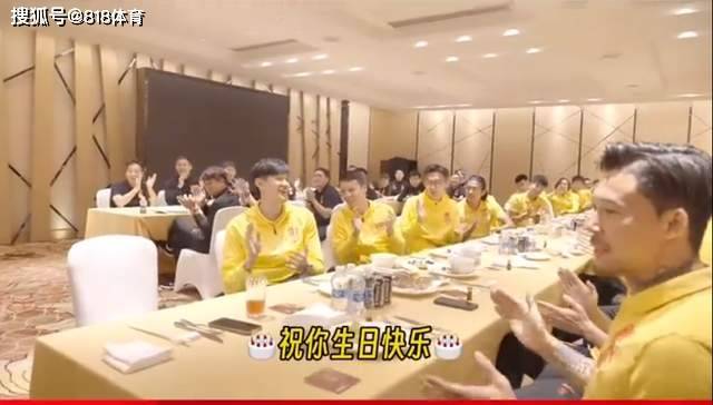 中国足球队为韦世豪庆生,中国足球队员祝武磊生日快乐