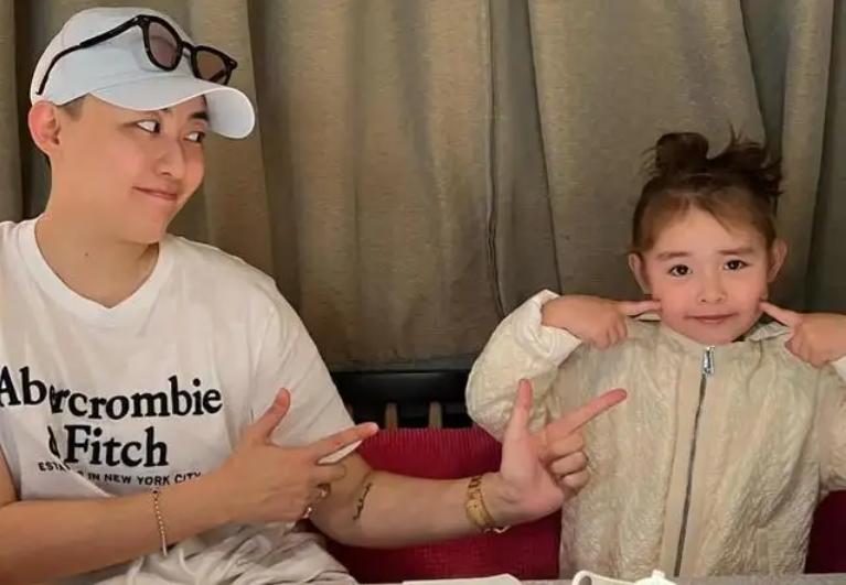 5年前，花50万买精子生下五国混血儿的叶海洋，勇敢地活出了自我