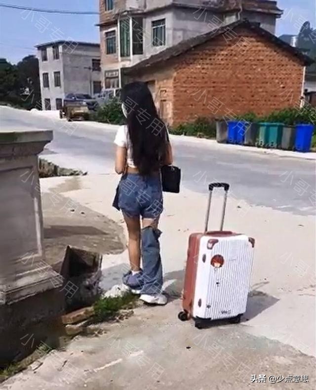 广西：女子套2裤腿衣锦还乡，被大妈围堵村口：“换裤子再进村”